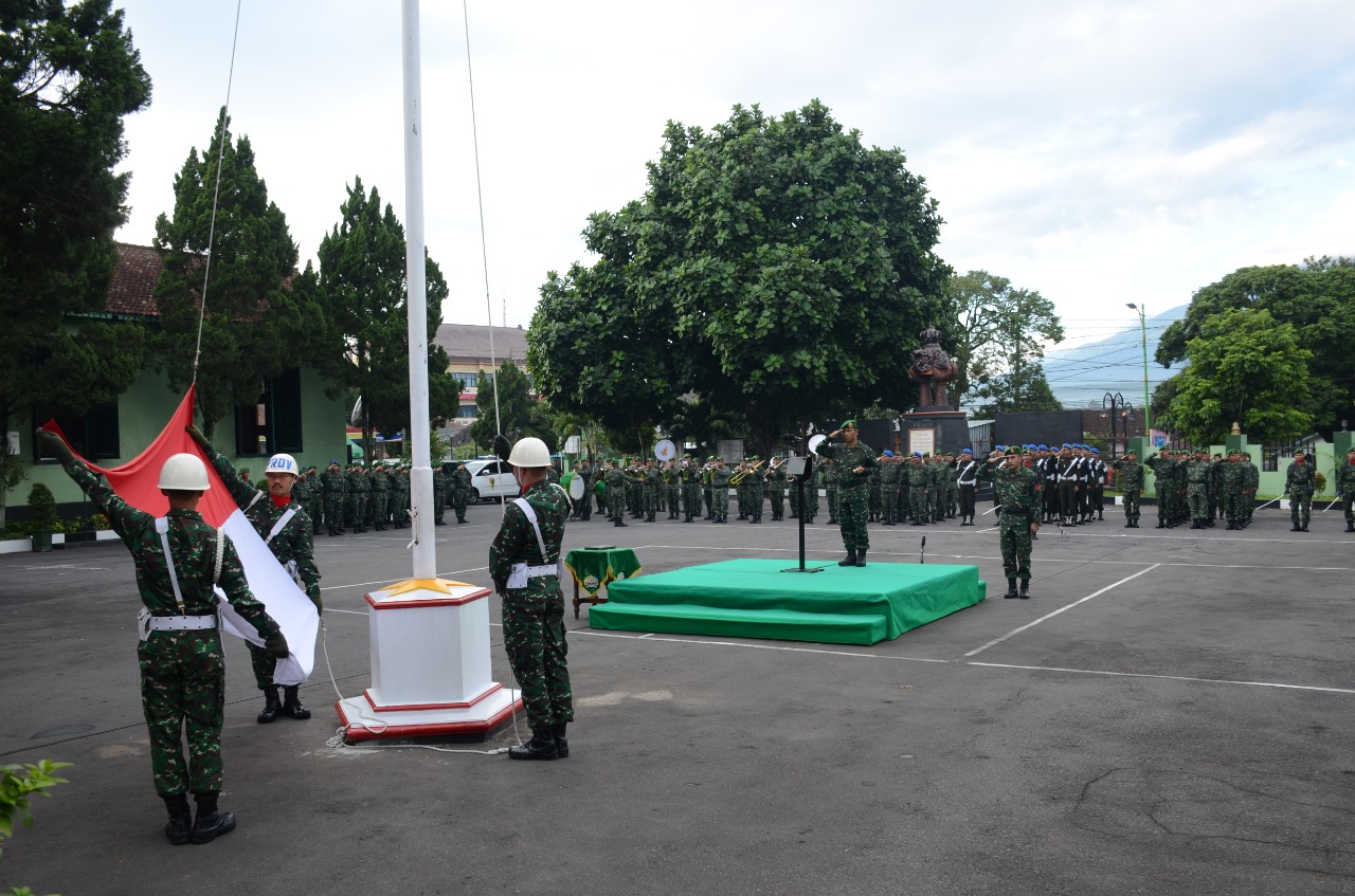 Tumbuhkan Semangat Para Prajurit dengan melaksanakan upacara minggu militer